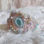 Mint Lace Cuff Bracelet Haute-Couture broderet med Swarovski-krystaller, boheme glasperler, frøperler og harpiks Lucite blomster